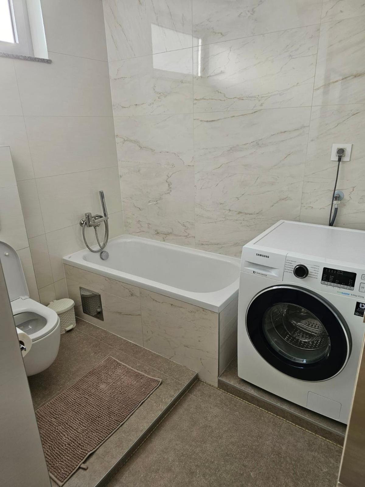 Apartman Centar Bulevar Ex Sa Garazom บันยาลูกา ภายนอก รูปภาพ
